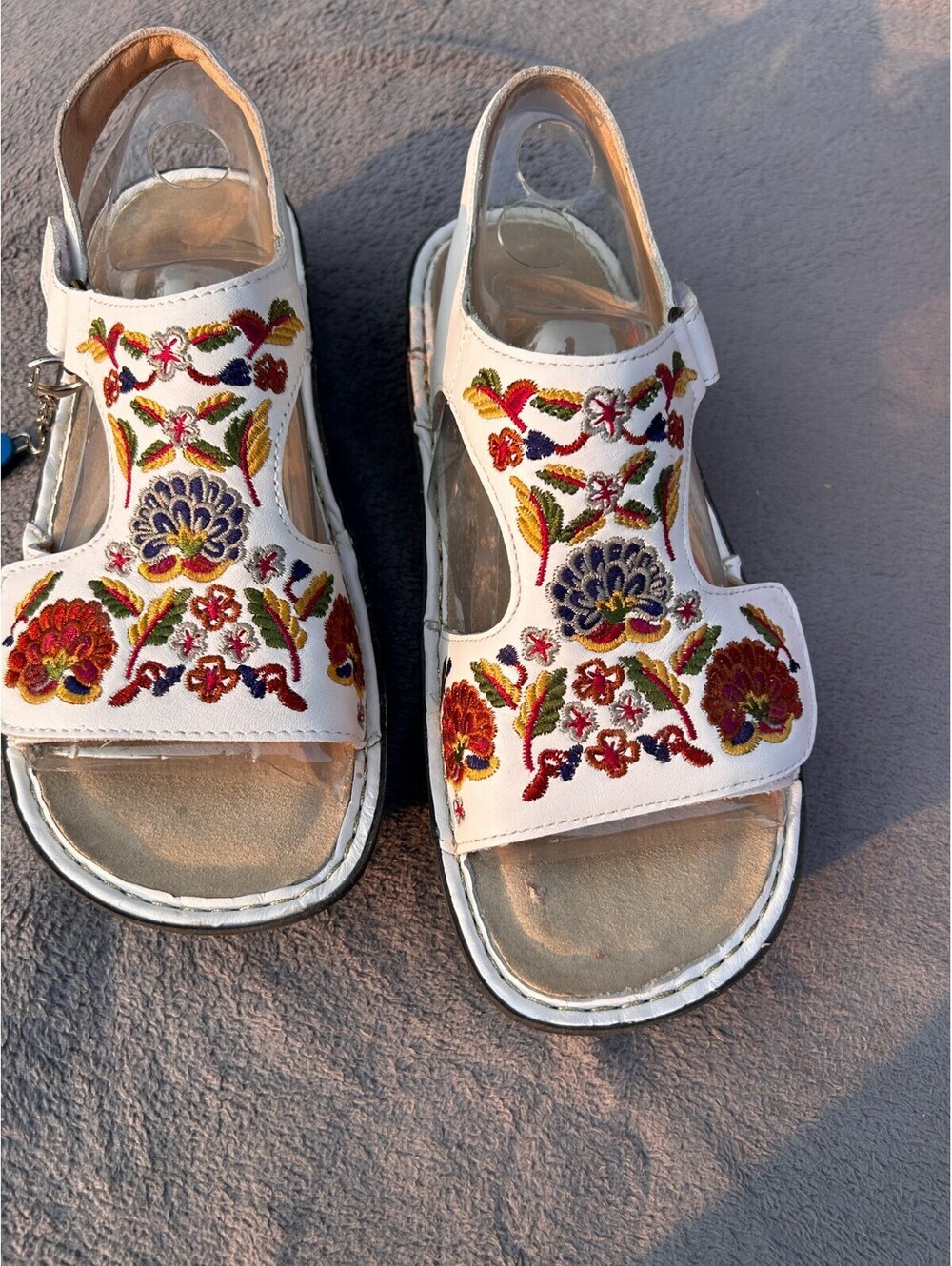Alegria Viki Needles And Pins White Embroidered Leather Sandals size 39 NOS